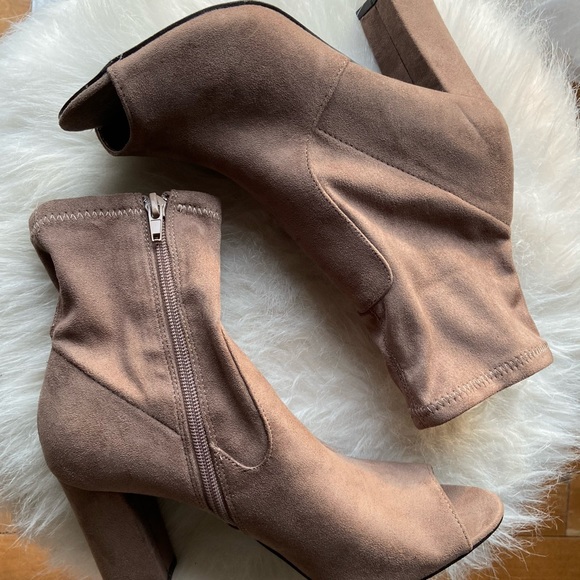 BEIGE NUDE ANKLE BOOTS - Picture 2 of 3